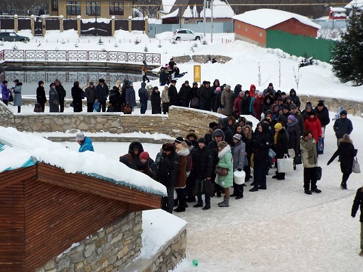 Очередь за водой на родник
