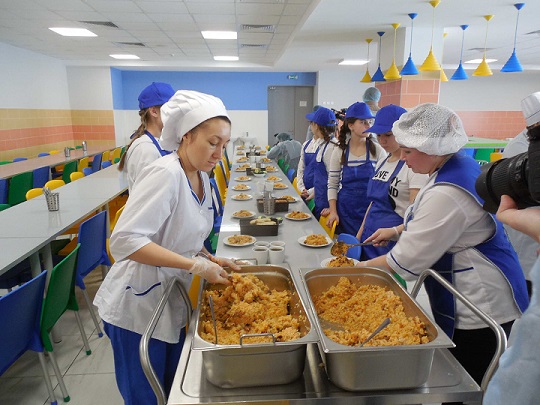 Накрывают столы в школе