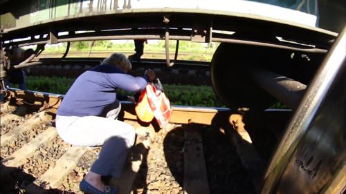 лазят под вагонами1