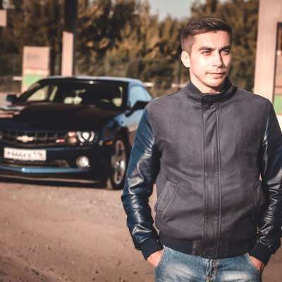 фотография на фоне автомобиля