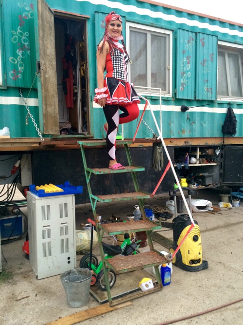 В этом трейлере гимнастка Лилия Халикова живет во время гастролей.